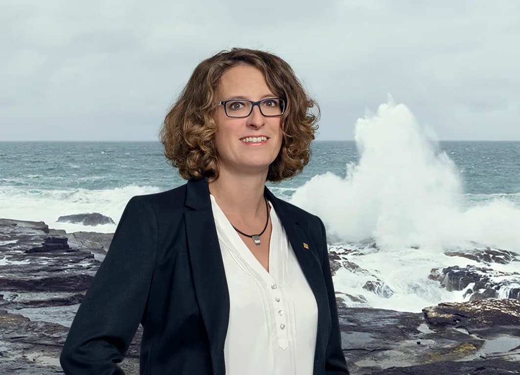 Kerstin Lücker, Versicherung