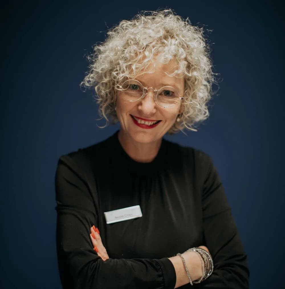 Nicole Cross, Friseur